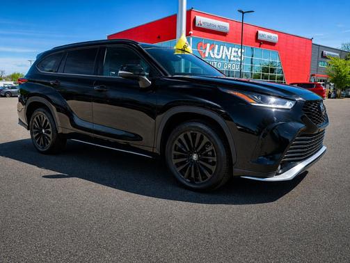 Midnight Black Metallic 2025 Toyota Highlander XSE