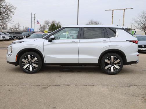 White Diamond 2026 Mitsubishi Outlander SE 1.5T S-AWC