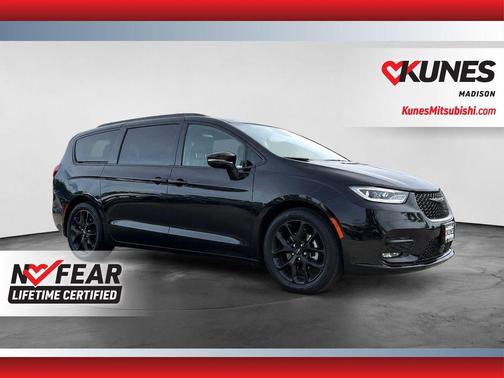 Diamond Black Crystal Pearlcoat 2024 Chrysler Pacifica Touring L