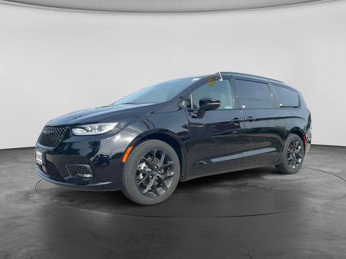 Diamond Black Crystal Pearlcoat 2024 Chrysler Pacifica Touring L