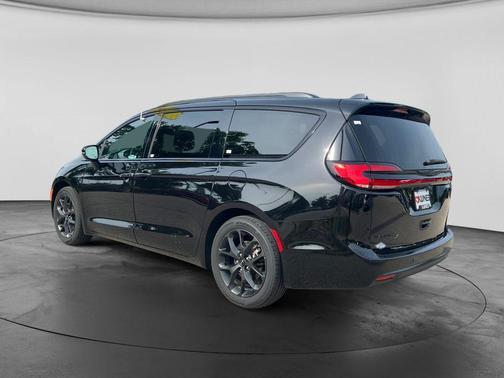 Diamond Black Crystal Pearlcoat 2024 Chrysler Pacifica Touring L