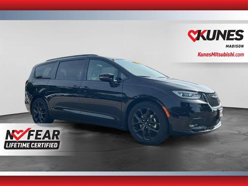 Diamond Black Crystal Pearlcoat 2024 Chrysler Pacifica Touring L