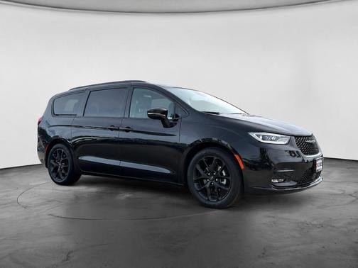 Diamond Black Crystal Pearlcoat 2024 Chrysler Pacifica Touring L