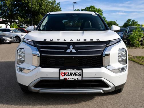 White Diamond 2026 Mitsubishi Outlander SE