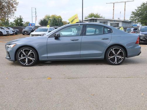 2024 Volvo S60 B5 Core Dark Theme