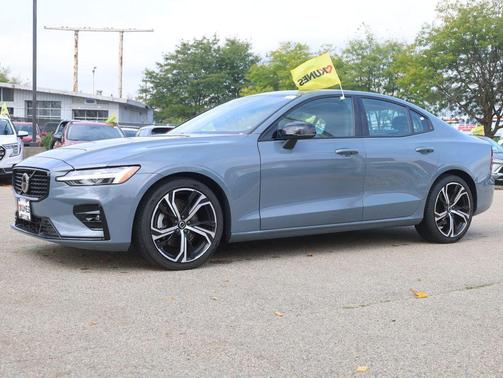 2024 Volvo S60 B5 Core Dark Theme