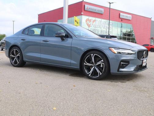 2024 Volvo S60 B5 Core Dark Theme