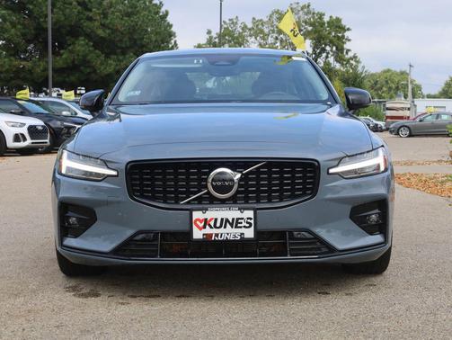 2024 Volvo S60 B5 Core Dark Theme