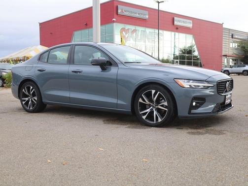2024 Volvo S60 B5 Core Dark Theme