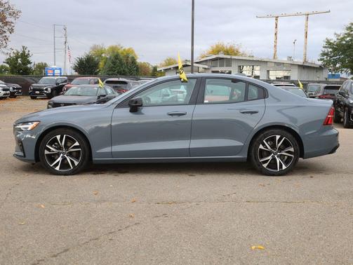 2024 Volvo S60 B5 Core Dark Theme