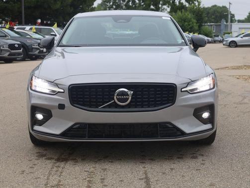 2024 Volvo S60 B5 Core Dark Theme