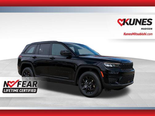 Diamond Black Crystal Pearlcoat 2024 Jeep Grand Cherokee Altitude