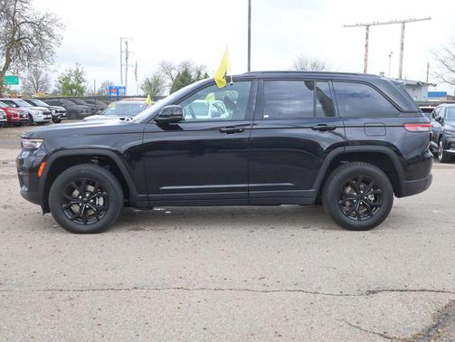 Diamond Black Crystal Pearlcoat 2024 Jeep Grand Cherokee Altitude
