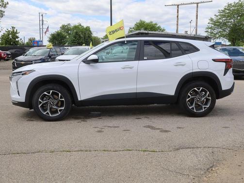 Summit White 2025 Chevrolet Trax LT