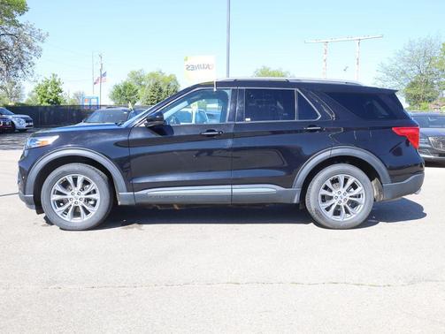 Black Metallic 2022 Ford Explorer Limited