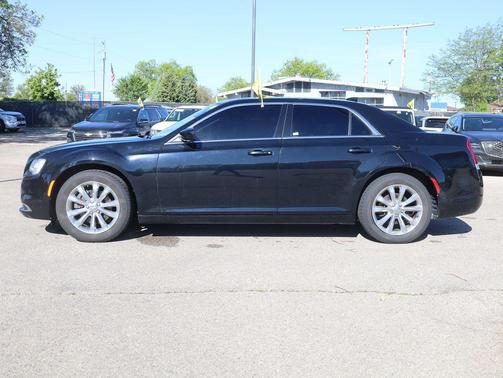 Gloss Black 2018 Chrysler 300 Touring
