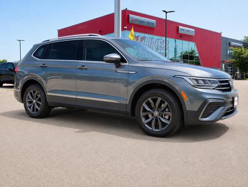 Platinum Gray Metallic 2022 Volkswagen Tiguan 2.0T SE