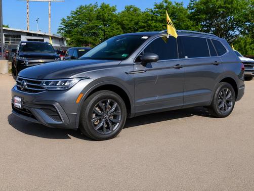 Platinum Gray Metallic 2022 Volkswagen Tiguan 2.0T SE