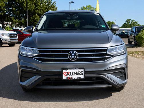 Platinum Gray Metallic 2022 Volkswagen Tiguan 2.0T SE