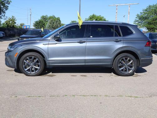 Platinum Gray Metallic 2022 Volkswagen Tiguan 2.0T SE