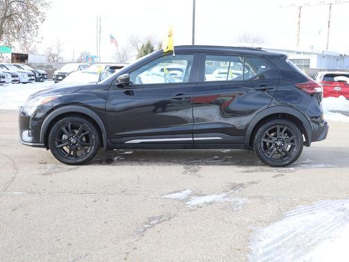 2023 Nissan Kicks SR