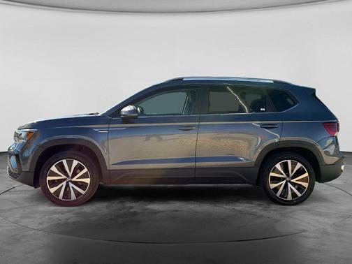 Platinum Gray Metallic 2022 Volkswagen Taos 1.5T SE