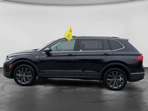 Platinum Gray Metallic 2024 Volkswagen Tiguan 2.0T SE