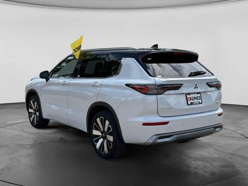 White 2025 Mitsubishi Outlander SEL S-AWC