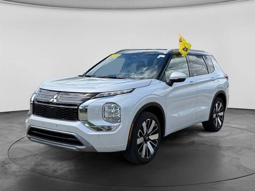 White 2025 Mitsubishi Outlander SEL S-AWC