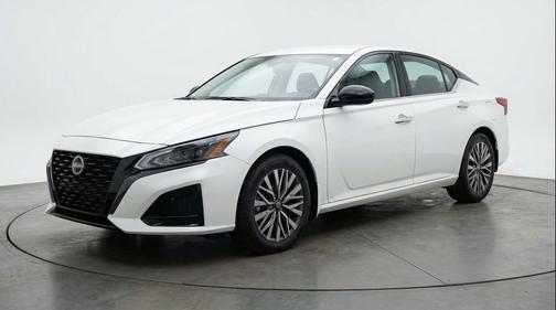 Glacier White 2025 Nissan Altima SV FWD