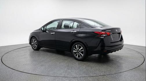 Super Black 2025 Nissan Versa 1.6 SV