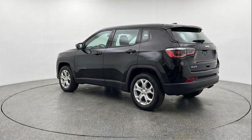 Diamond Black Crystal Pearlcoat 2025 Jeep Compass Latitude