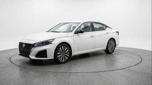Glacier White 2025 Nissan Altima SV FWD