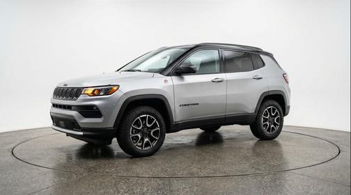 Silver Zynith Metallic Clearcoat 2025 Jeep Compass Trailhawk