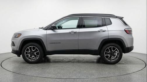 Silver Zynith Metallic Clearcoat 2025 Jeep Compass Trailhawk