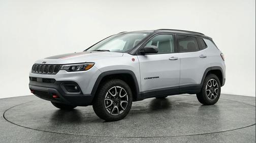 Silver Zynith Metallic Clearcoat 2025 Jeep Compass Trailhawk