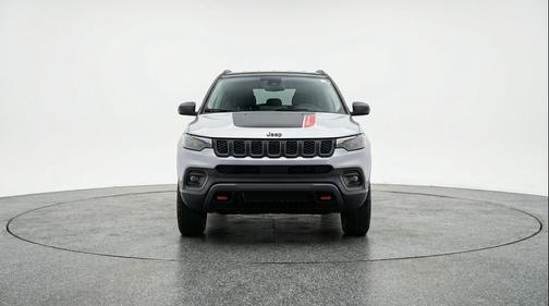 Silver Zynith Metallic Clearcoat 2025 Jeep Compass Trailhawk