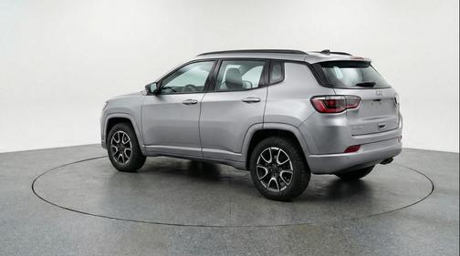 Silver Zynith Metallic Clearcoat 2025 Jeep Compass Trailhawk