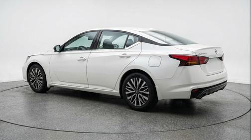 Glacier White 2025 Nissan Altima SV FWD