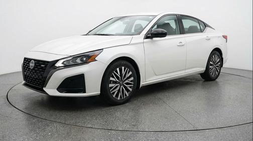 Glacier White 2025 Nissan Altima SV FWD