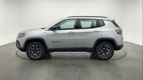 Silver Zynith Metallic Clearcoat 2025 Jeep Compass Trailhawk