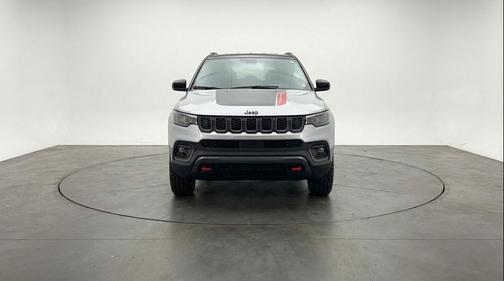 Silver Zynith Metallic Clearcoat 2025 Jeep Compass Trailhawk