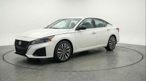 Glacier White 2025 Nissan Altima SV FWD