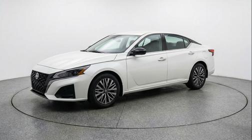 Glacier White 2025 Nissan Altima SV FWD