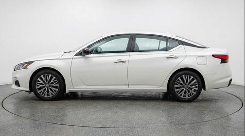 Glacier White 2025 Nissan Altima SV FWD
