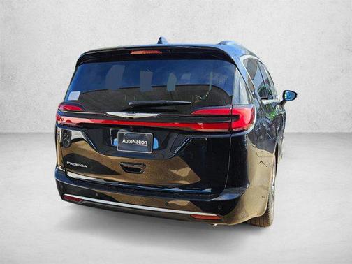 Diamond Black Crystal Pearlcoat 2026 Chrysler Pacifica L