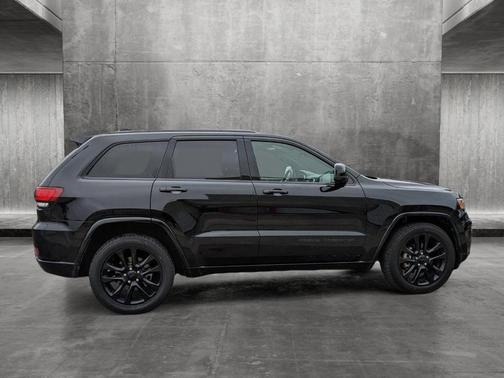 Photo 5 of 22 of 2018 Jeep Grand Cherokee Altitude