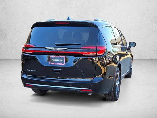 Diamond Black Crystal Pearlcoat 2026 Chrysler Pacifica L
