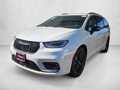 Bright White Clearcoat 2026 Chrysler Pacifica L