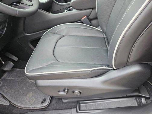 Bright White Clearcoat 2026 Chrysler Pacifica Limited